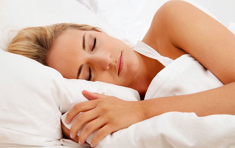 15 ayurvedische tips om je fitter gezonder en gelukkiger te voelen - vrouw die slaapt